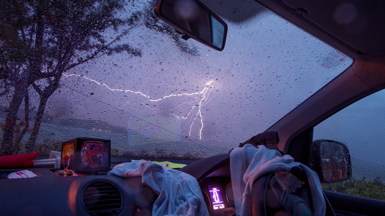 Lo más seguro en una tormenta eléctrica es permanecer dentro del vehículo.