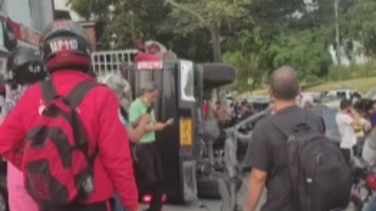 La conductor que provocó el accidente volcó su camioneta.