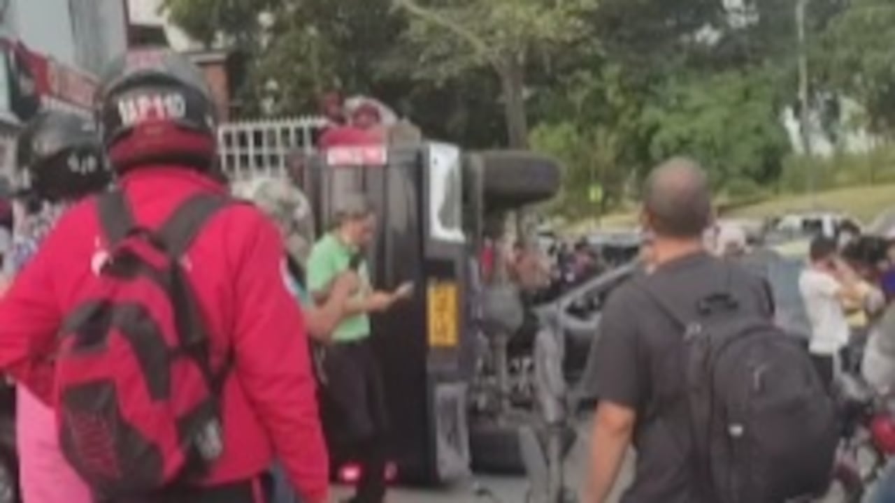 La conductor que provocó el accidente volcó su camioneta.