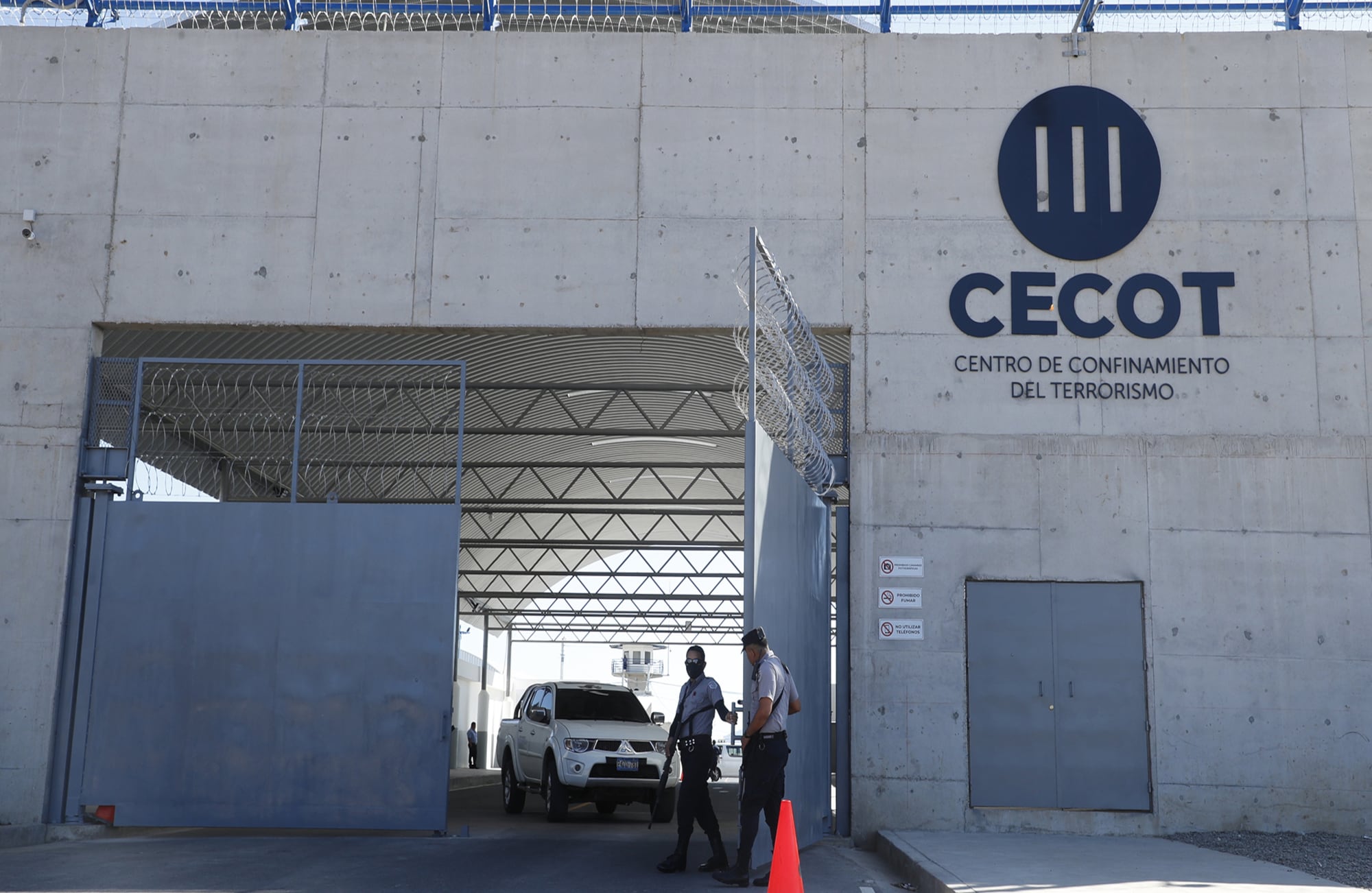 Centro de Confinamiento del Terrorismo" (CECOT)
