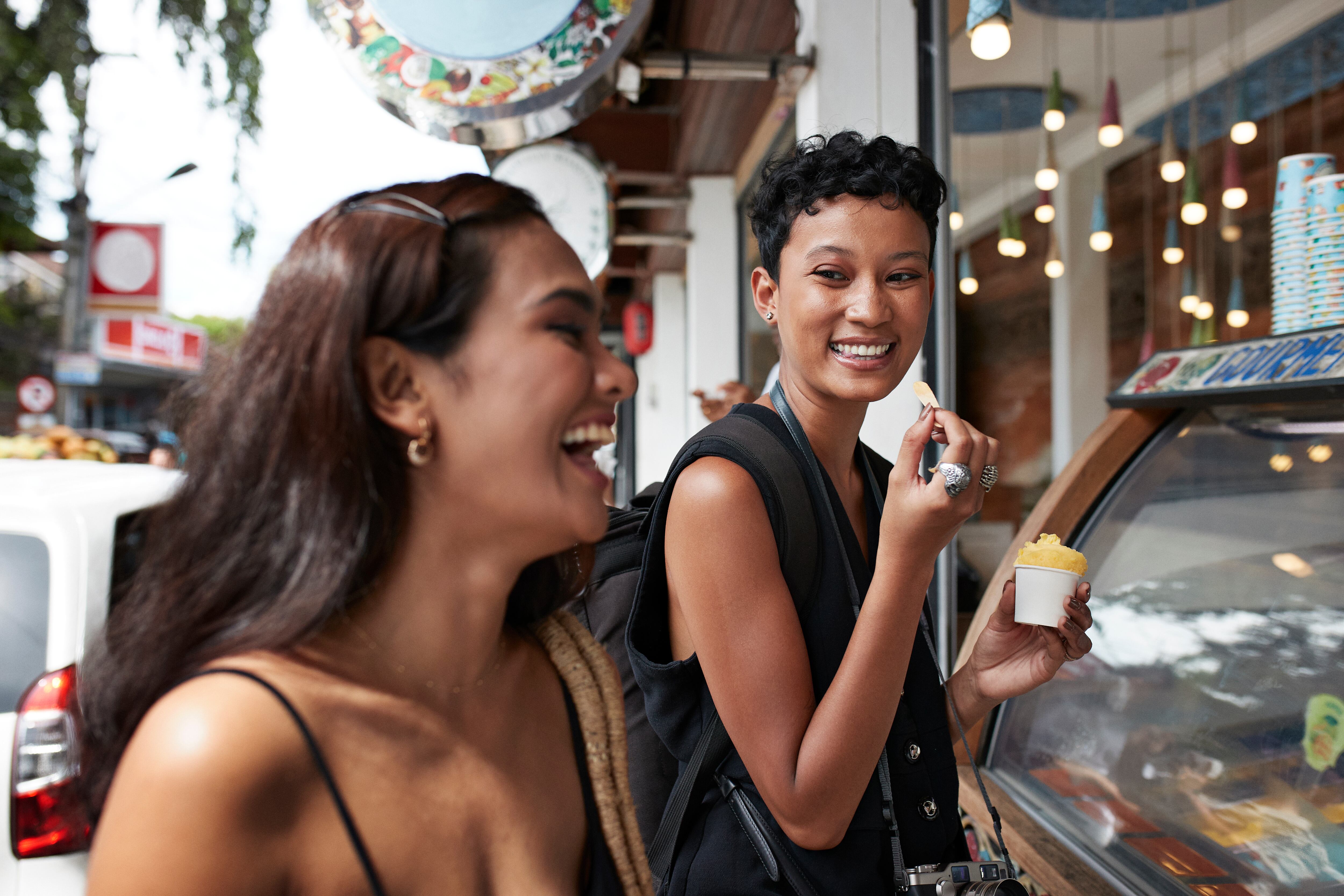 Turistas comiendo helado