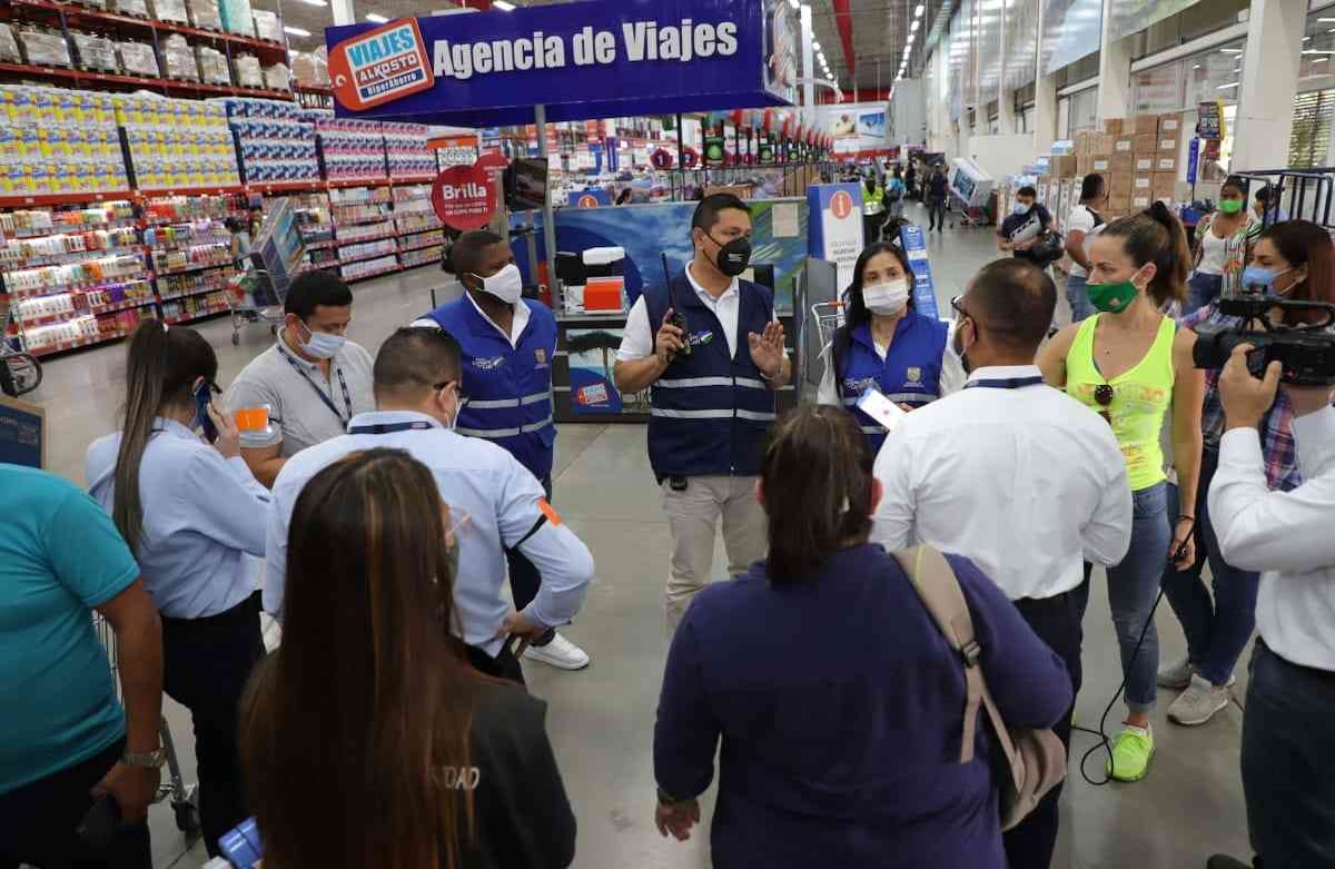 La Secretaría de Seguridad de Cali ordenó cerrar el almacén Alkosto del sur de la ciudad, debido a la alta aglomeración de compradores que llegaron muy temprano a ese lugar, ubicado en la Avenida Pasoancho, muy cerca del barrio El Ingenio, hasta donde llegan las gigantescas filas. “Hay demasiada gente acá y no se están respetando las medidas de bioseguridad”, dijo Carlos Alberto Rojas, jefe de la cartera.