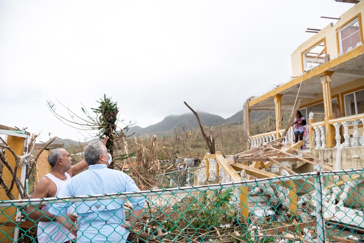 El presidente, Iván Duque, en su recorrido por la isla de Providencia.