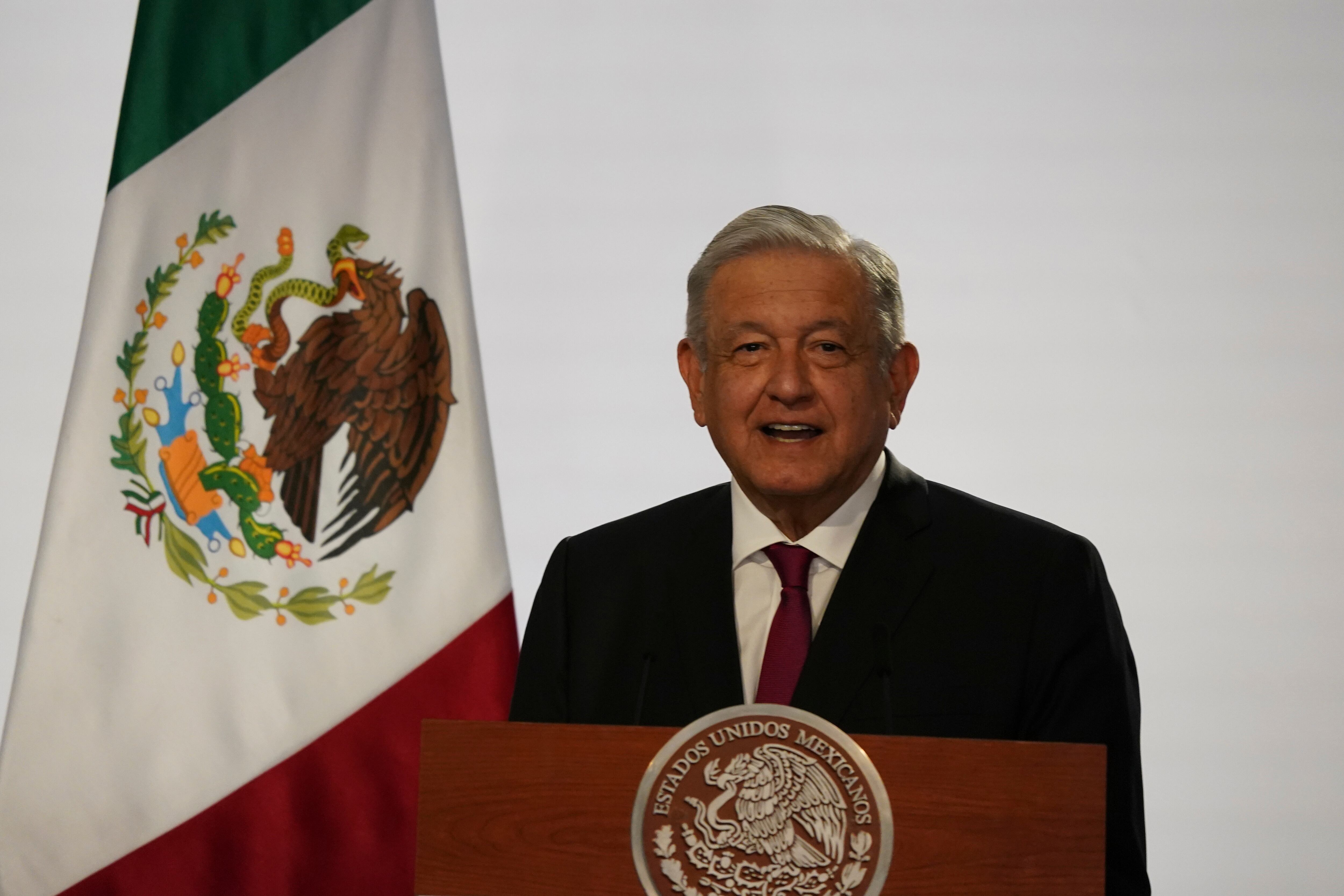 El presidente mexicano Andrés Manuel López Obrador entrega informe en el Palacio Nacional, en Ciudad de México. Señaló que Pemex entrará en proceso de reestructuración de deuda. (AP Foto/Fernando Llano)