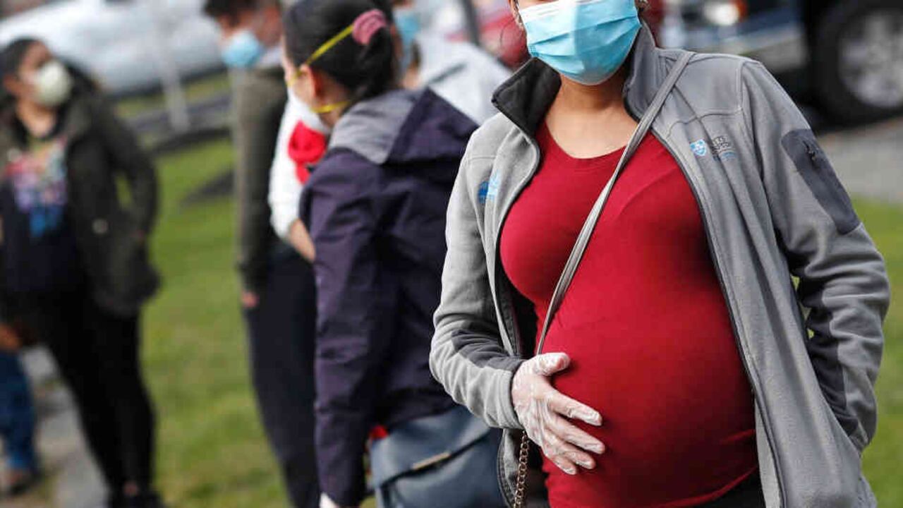 Veinticuatro horas después del nacimiento, el bebé presentó síntomas severos, como rigidez de las extremidades y lesiones en el sistema nervioso cerebral y que fueron desapareciendo poco a poco.