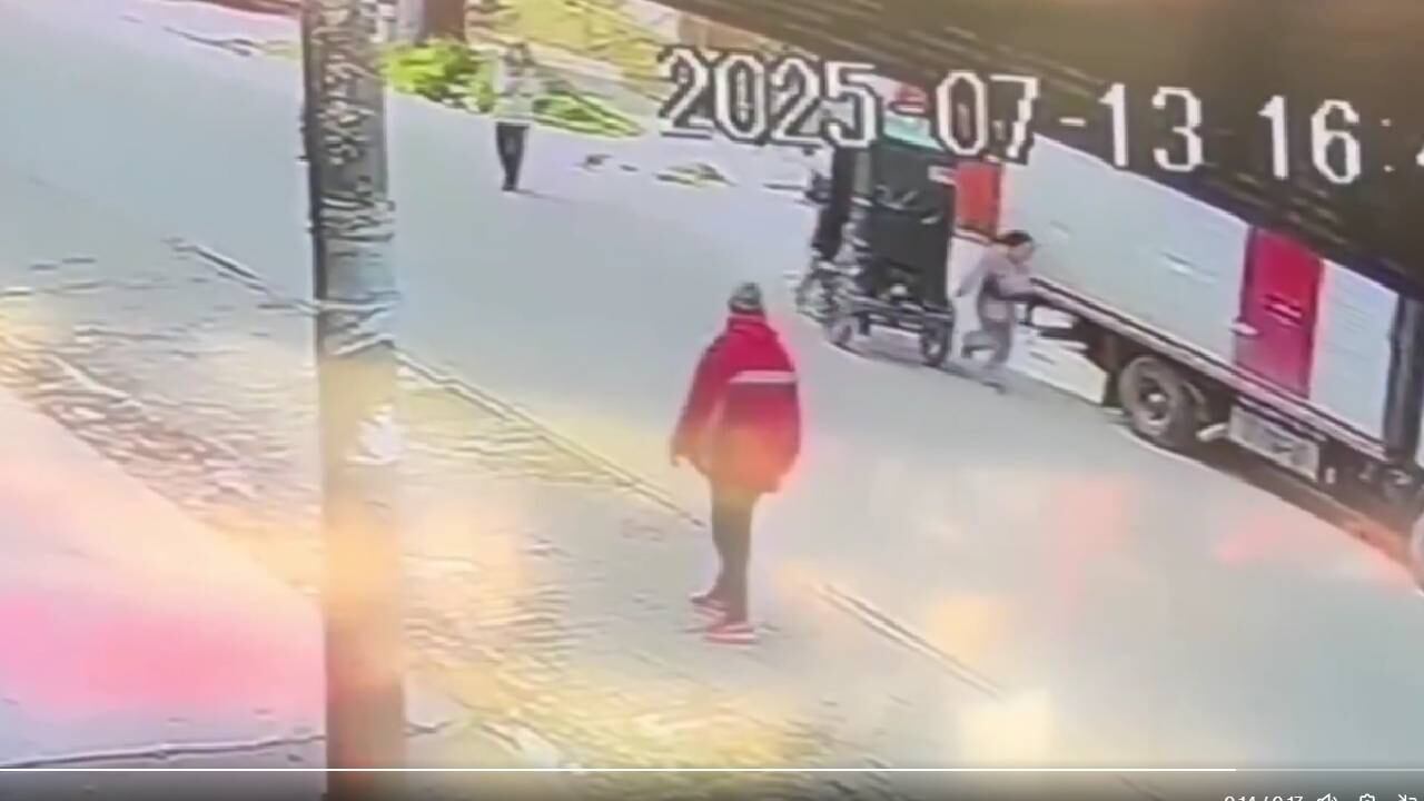 El conductor del bicitaxi parece haber tomado medidas tardías para detener el vehículo.