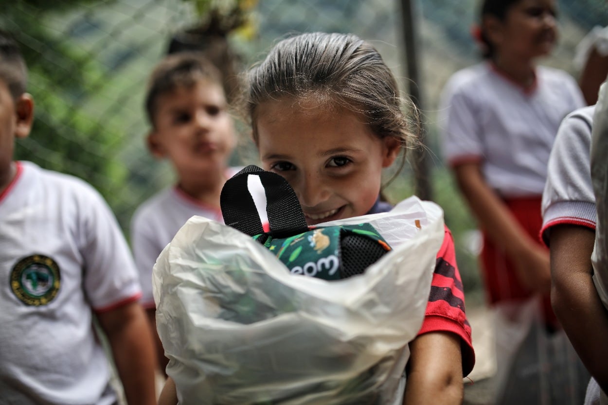 Los kits escolares que recibieron los más de 17 mil niños son un grano de arena importante en la construcción de paz en la región.