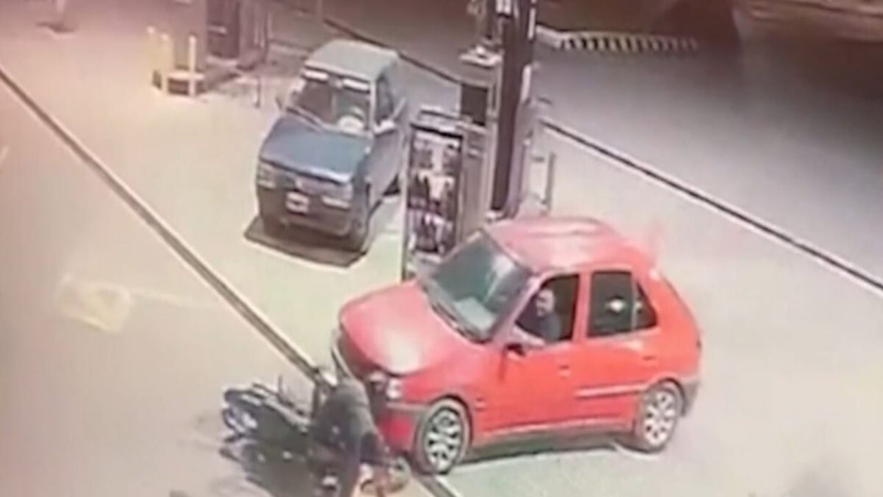 En video quedó grabado el momento en el que dos antisociales a bordo de una motocicleta intentaron robarle a un joven la bicicleta en la que se movilizaba.