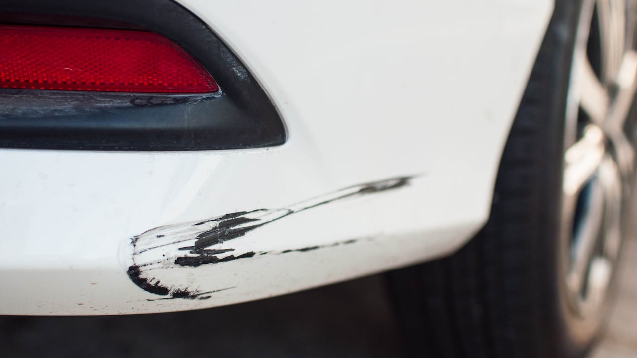 Los rayones en el carro representan un daño costoso.