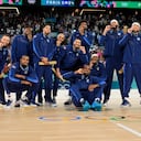 El equipo de Estados Unidos celebra tras ganar la medalla de oro durante un partido de baloncesto masculino en el Bercy Arena de los Juegos Olímpicos de Verano de 2024, el domingo 11 de agosto de 2024, en París, Francia. (Foto AP/Rebecca Blackwell)
