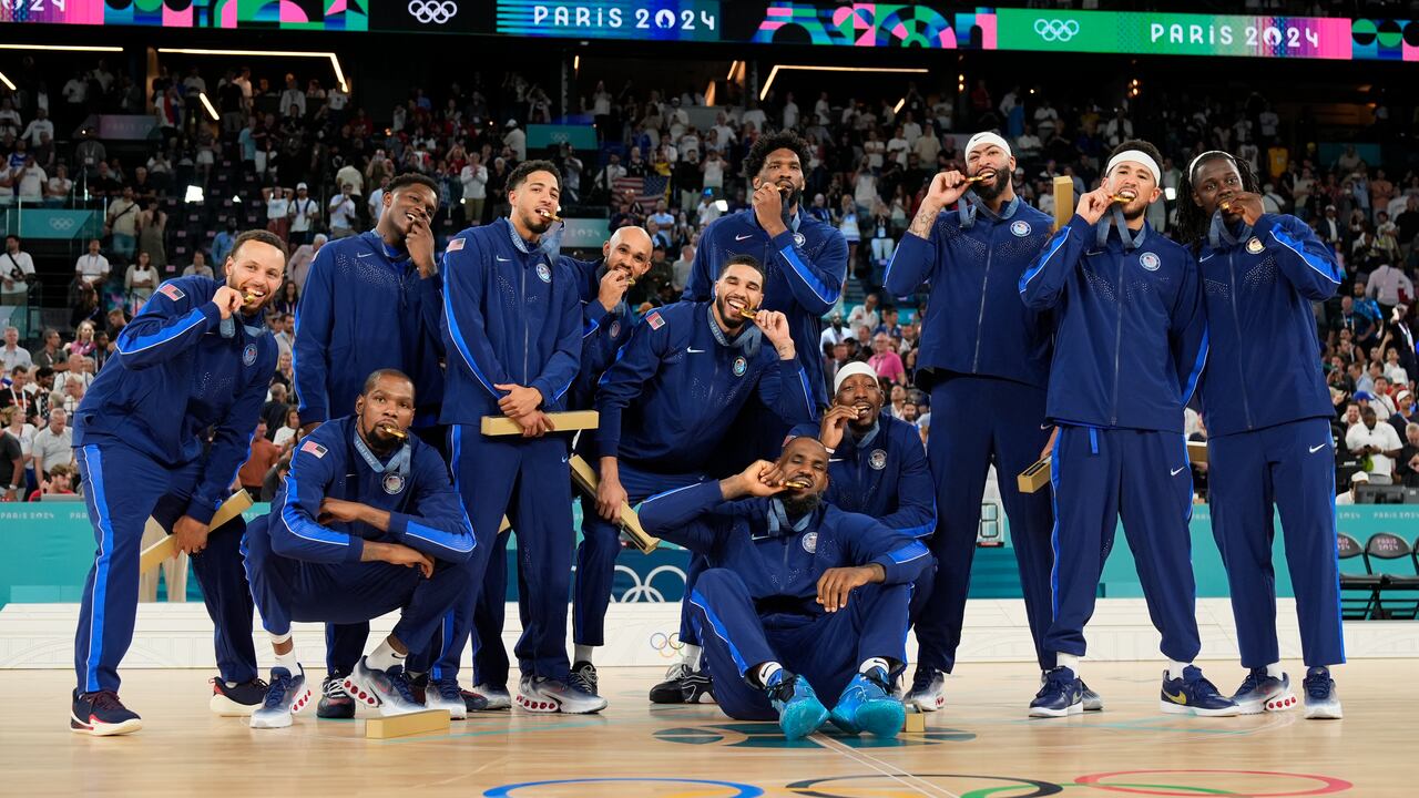El equipo de Estados Unidos celebra tras ganar la medalla de oro durante un partido de baloncesto masculino en el Bercy Arena de los Juegos Olímpicos de Verano de 2024, el domingo 11 de agosto de 2024, en París, Francia. (Foto AP/Rebecca Blackwell)