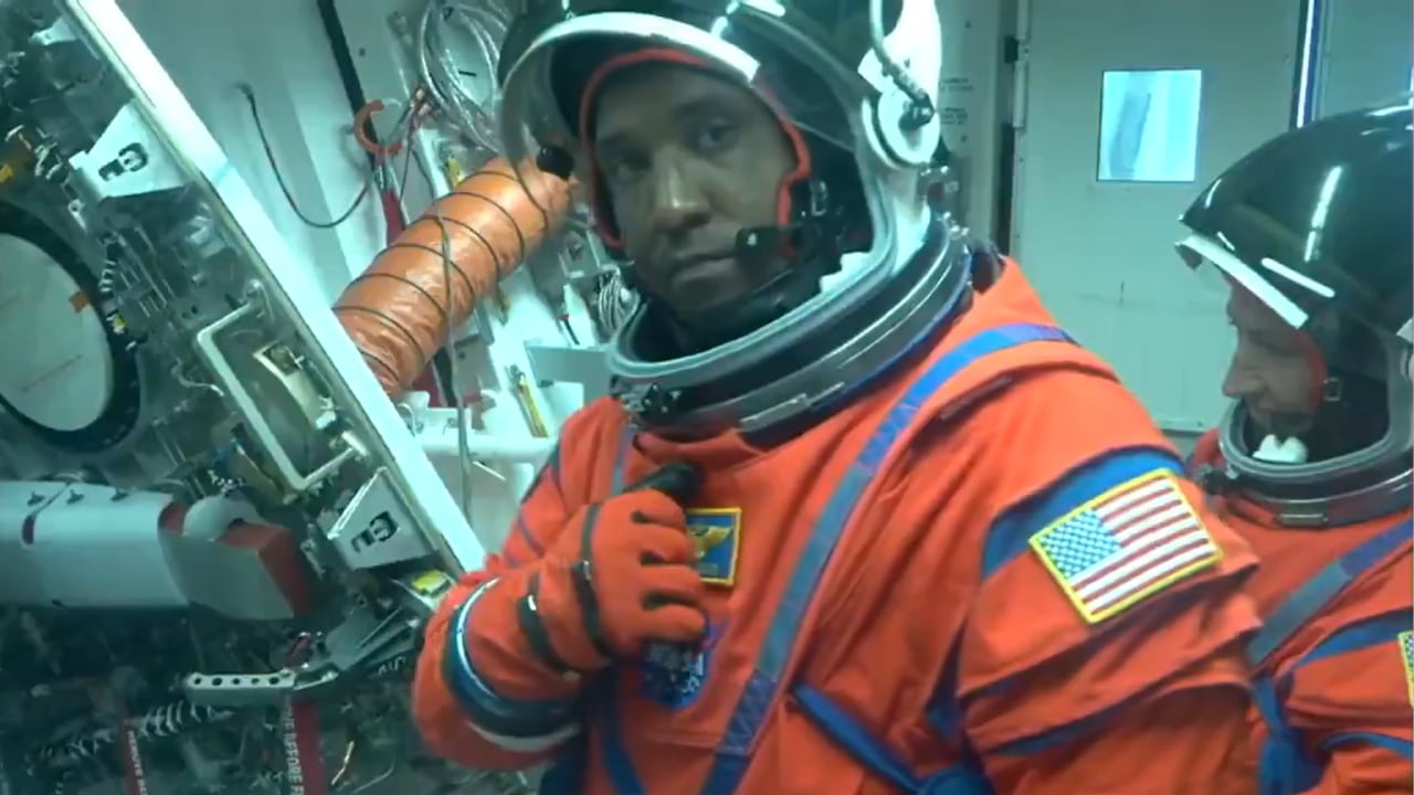 Antes del despegue, Victor Glover, primer afroamericano en la misión lunar, se despide frente a las cámaras.