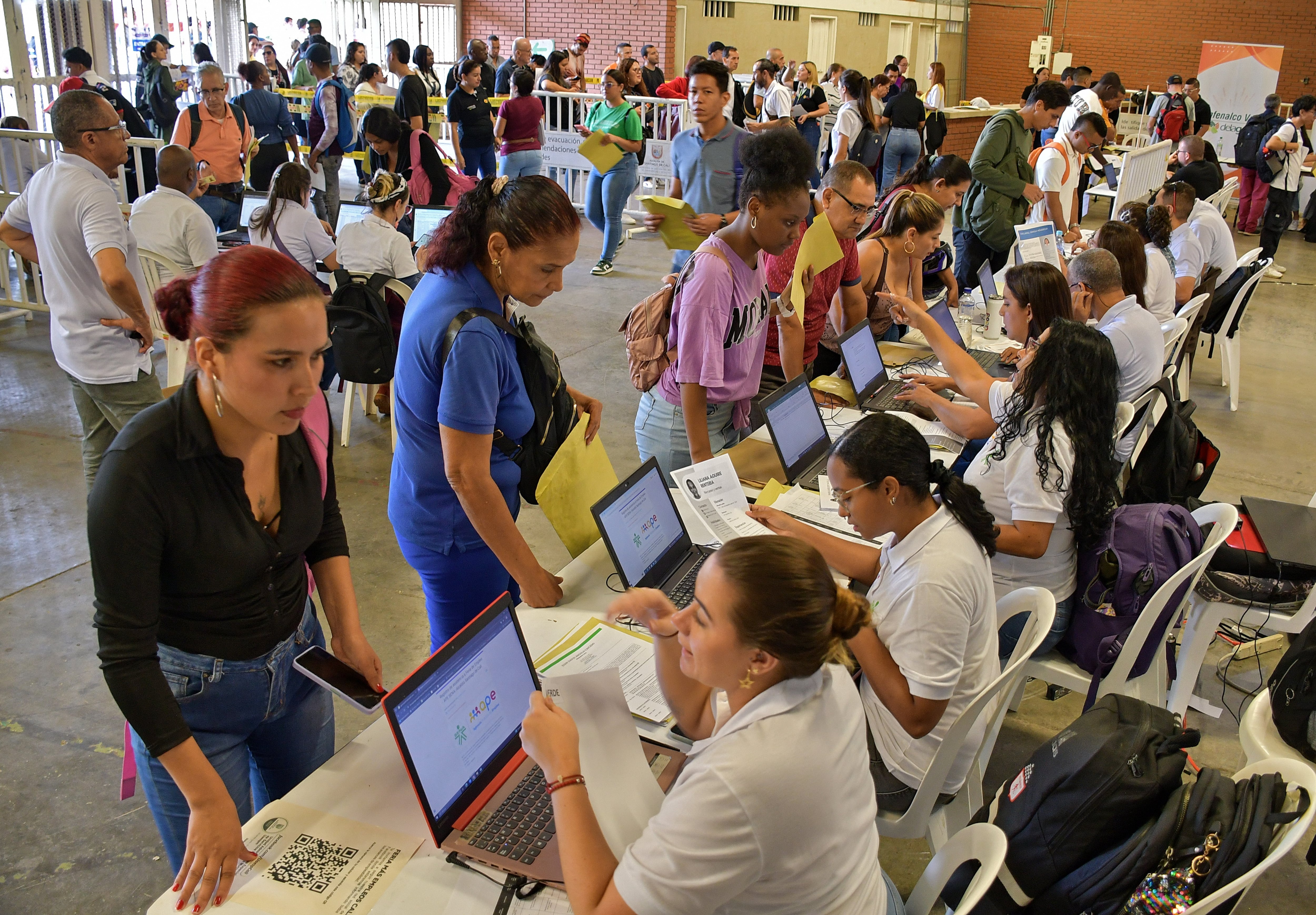 Con miras a cumplir la meta de crear 1000 empleos en Cali, este miércoles, 22 de mayo, se dio inicio a la feria de empleo en la ciudad, la cual, hasta ahora, ha recibido a más de 1200 personas. Fotos Raúl Palacios / El Pais / 22 de Mayo 22 del 2023 Cali.