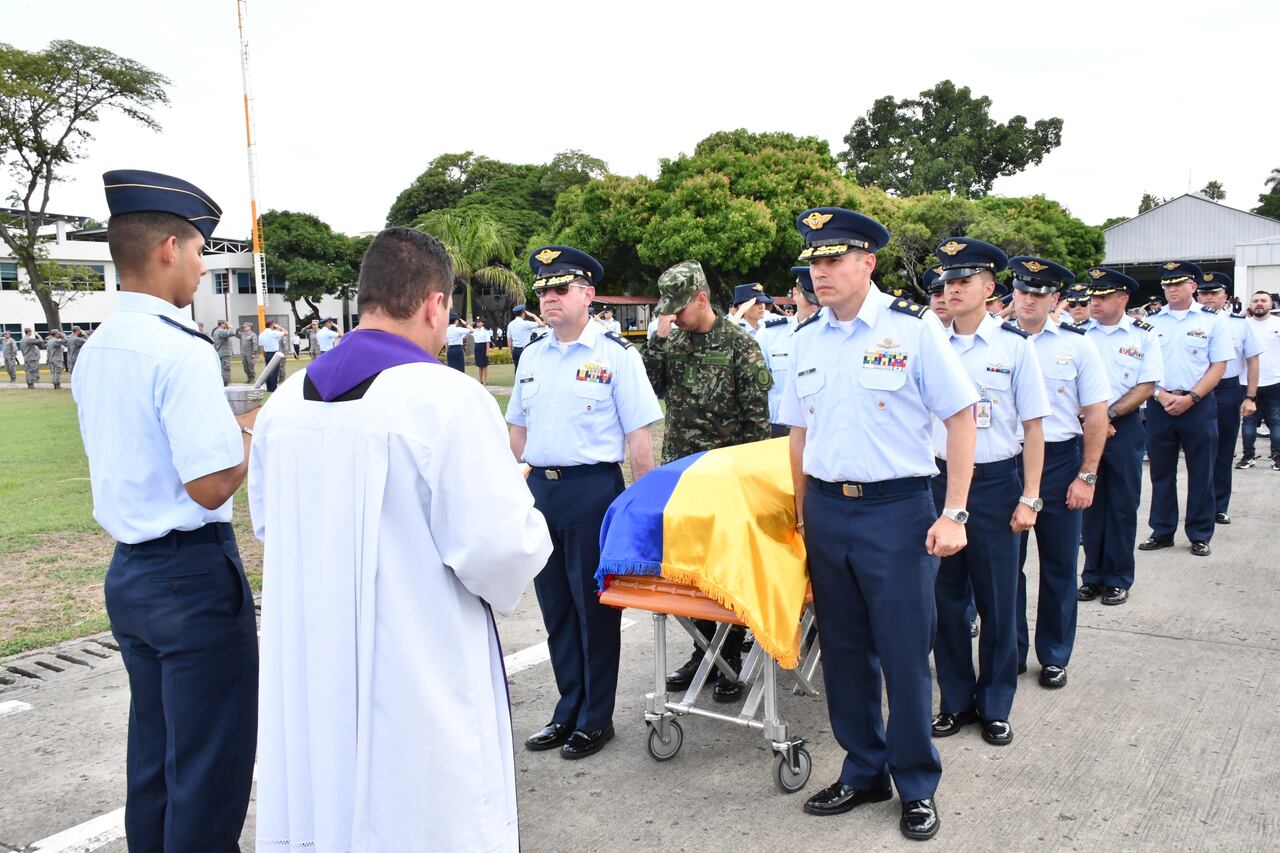 Despedida del Capitán Hanner David Sánchez muerto en un accidente aéreo en Cali.