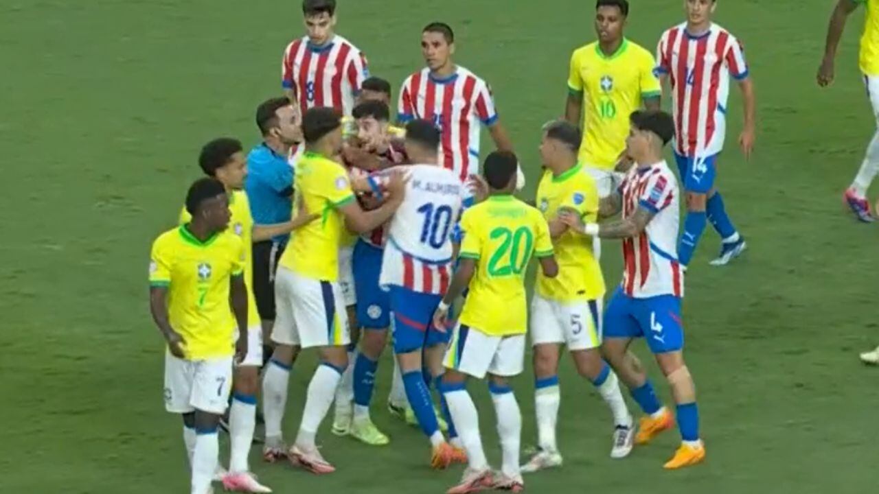 Trifulca en el partido Brasil vs. Paraguay.