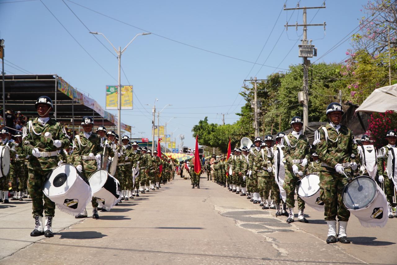 El desfile dio inicio con autoridades militares.