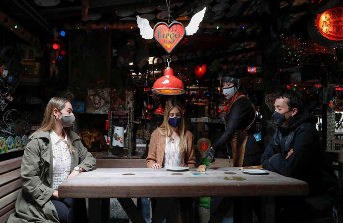 Tras cinco meses de cierre y mucha incertidumbre, el restaurante Andrés Carne de Res reabrió las puertas de su sede en el municipio de Chía, Cundinamarca. Foto: Guillermo Torres/SEMANA