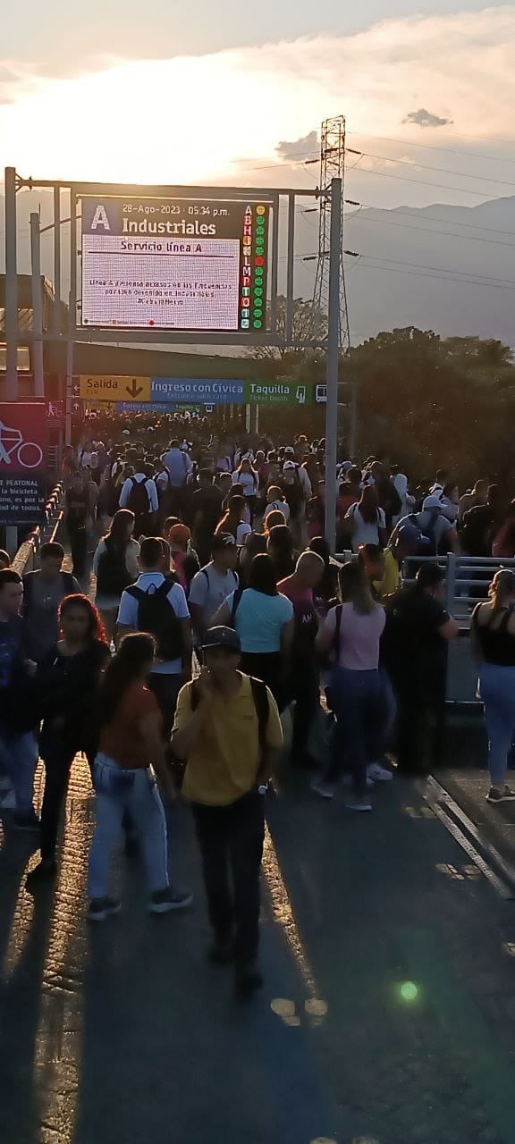 Los usuarios caminaban por la línea férrea