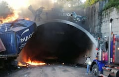 Accidente de tractomula el túnel de los Azulejos en la vía La Línea y explotó.