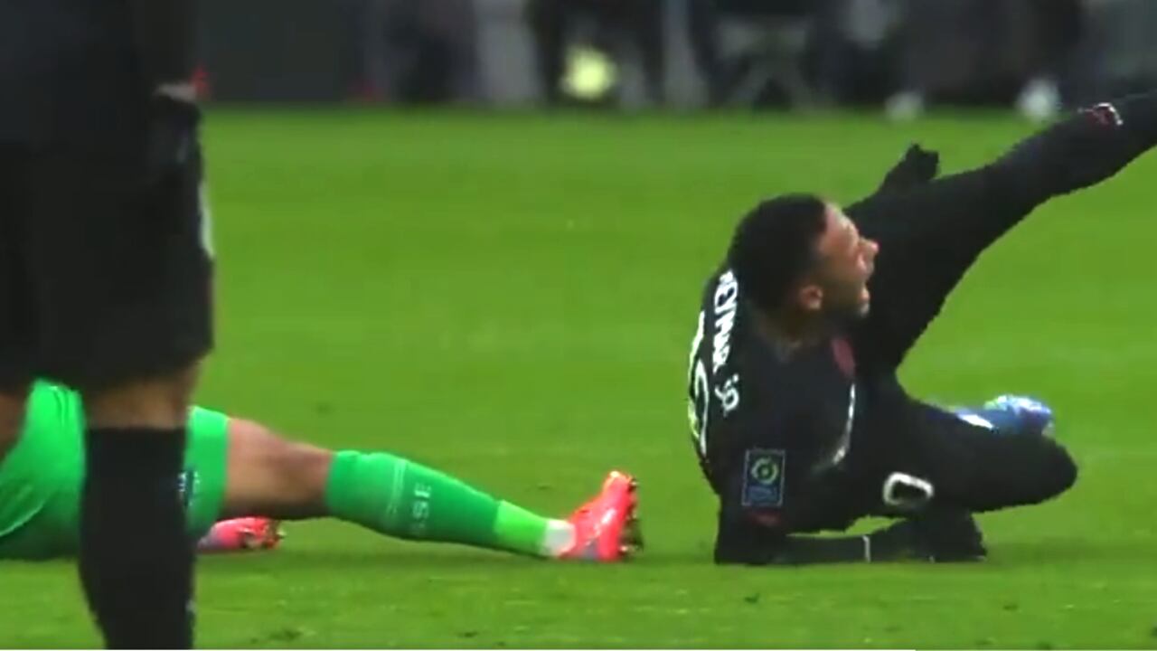 Neymar sufrió una fuerte lesión en su tobillo