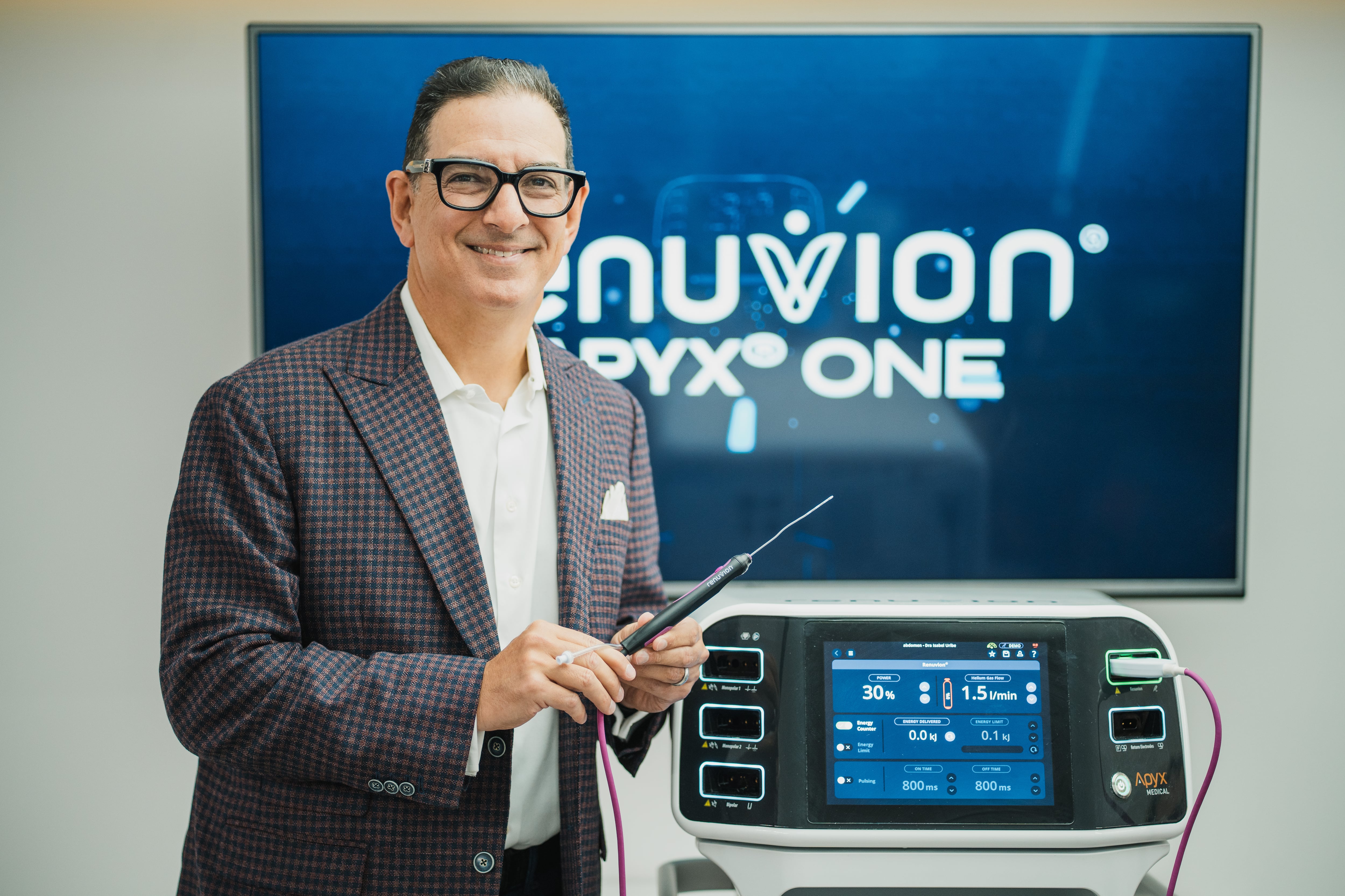 Adam Rubinstein, cirujano plástico.