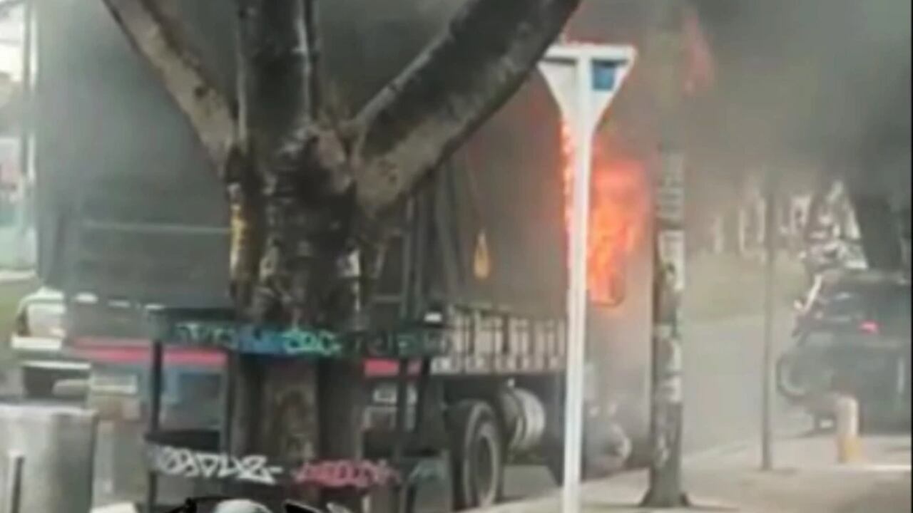 Las autoridades iniciaron las investigaciones por un incendio que se registró en el sur de Bogotá y que afectó a un camión que obligó a la presencia de una unidad del cuerpo de bomberos.