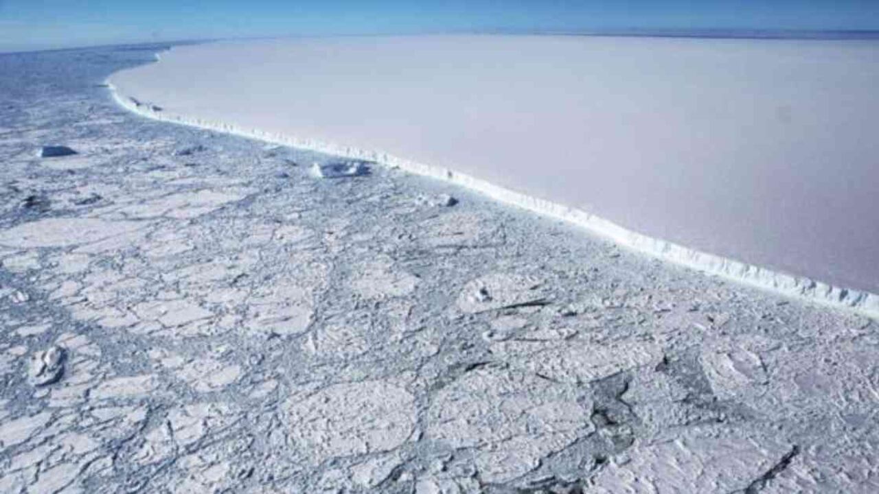 El iceberg A68 equivale a cuatro veces el tamaño de Londres. El bloque tiene 160 km de longitud y un grosor de 200 metros. Foto: MARIO TAMA/GETTY IMAGES vía BBC.
