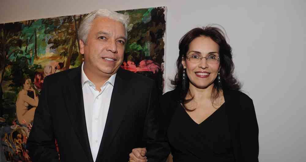Carlos Alonso Lucio junto a su esposa Viviane Morales.