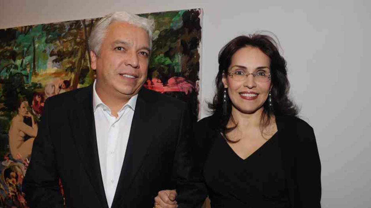 Carlos Alonso Lucio junto a su esposa Viviane Morales.
