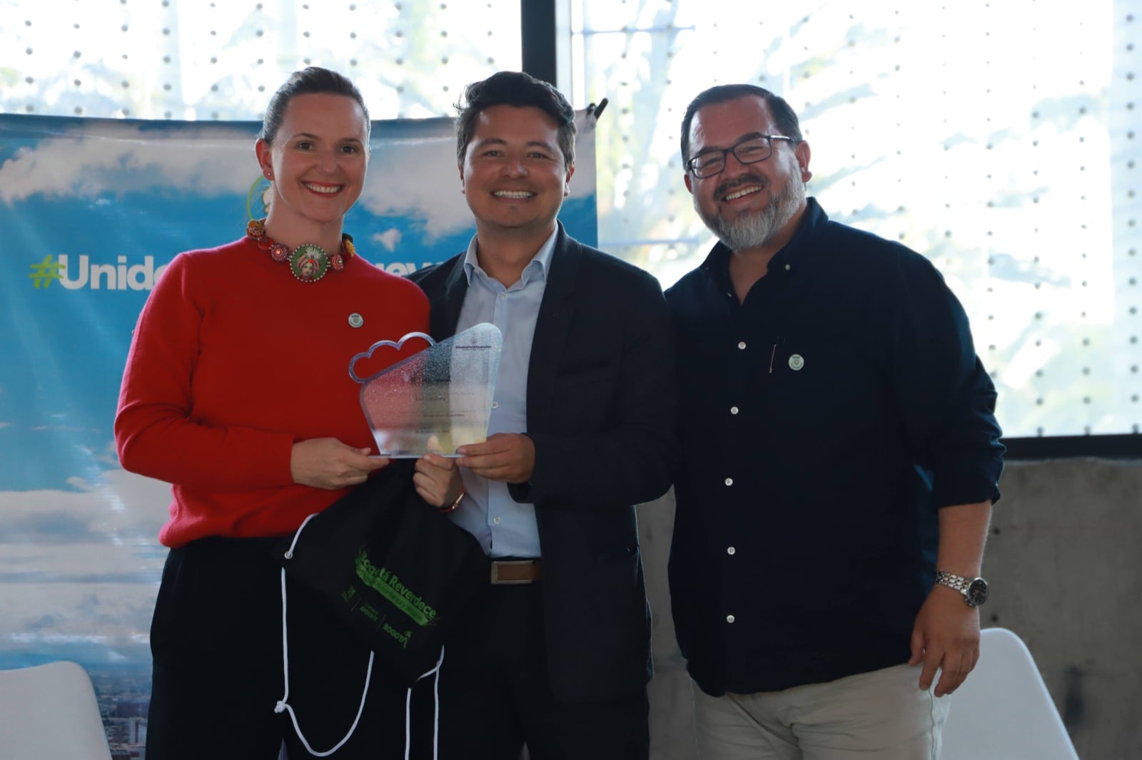 Distrito reconoció a 82 empresas que dejaron de emitir 17,7 toneladas de material particulado en los últimos tres años