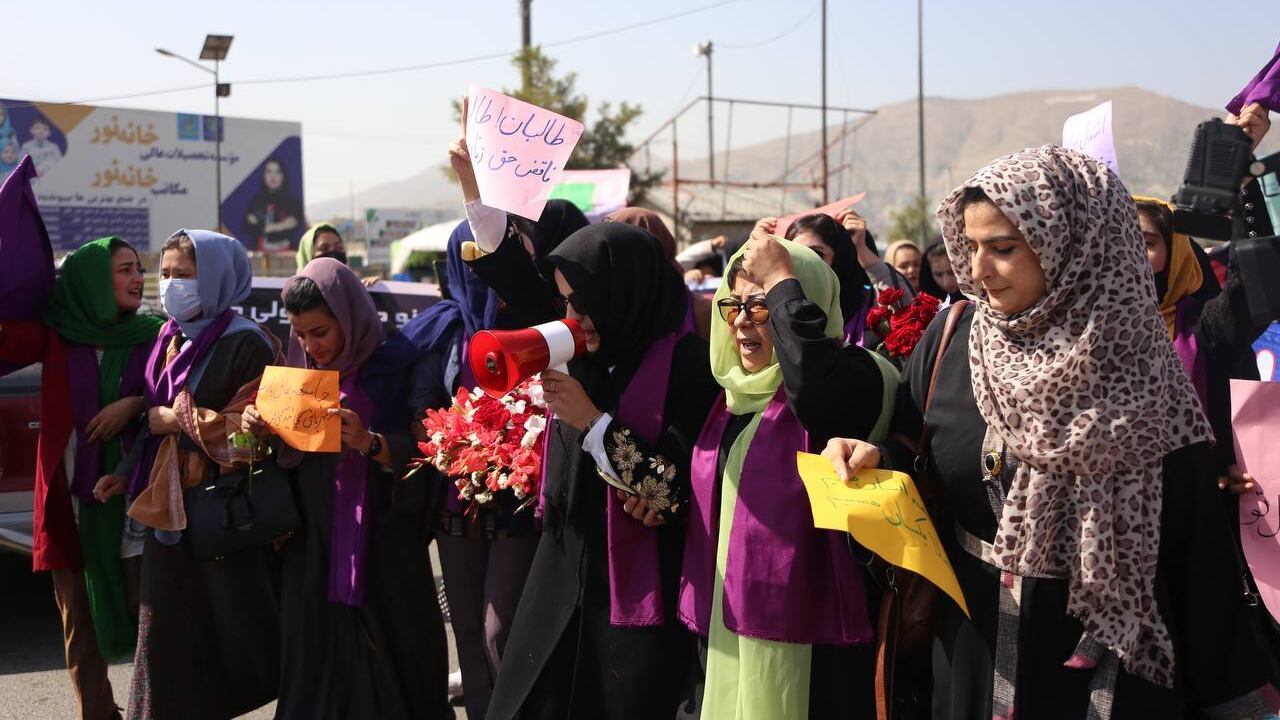 Mujeres marchan en Kabul en contra de los talibanes