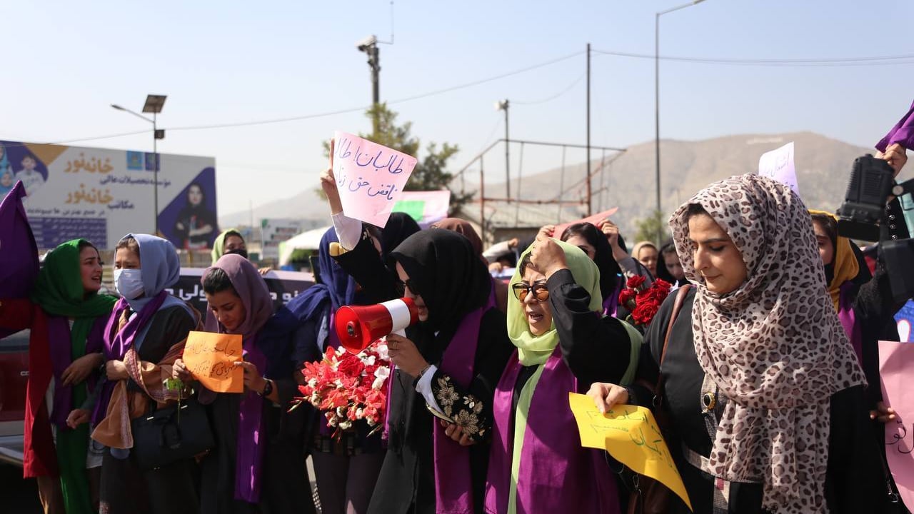 En Afganistán cientos de manifestantes alzan su voz contra los talibanes