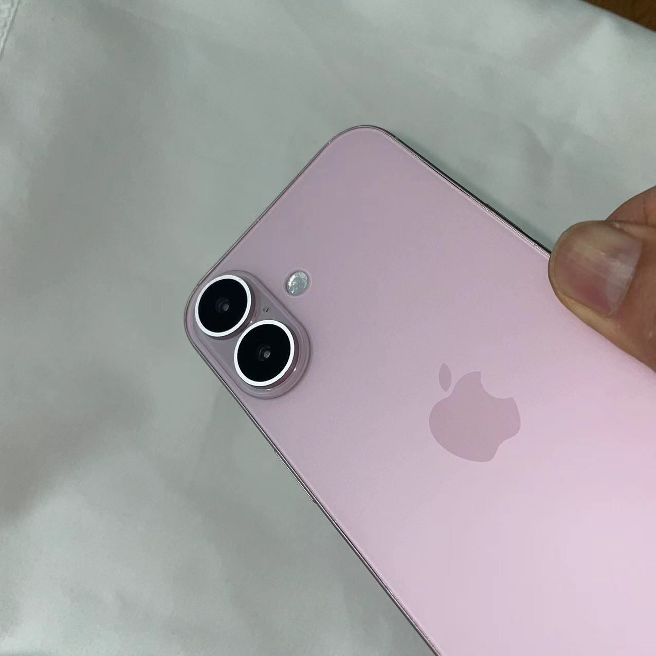 La cámara del iPhone 16 incluye un nuevo gran angular de 48 megapíxeles, más grande y luminoso, permitiendo capturar fotos en RAW con zoom 0,5x y mejorando significativamente la calidad de imagen en diversas condiciones de luz.