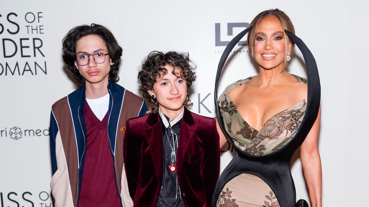 Max Muniz, Emme Muniz y su madre la cantante Jennifer Lopez durante el estreno de "Kiss of the Spider Woman" en Nueva York.