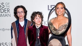 Max Muniz, Emme Muniz y su madre la cantante Jennifer Lopez durante el estreno de "Kiss of the Spider Woman" en Nueva York.