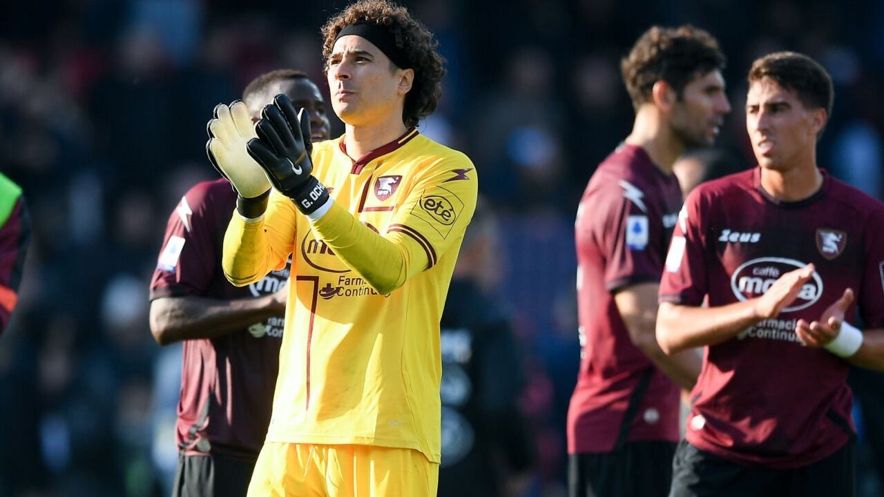 El arquero mexicano Memo Ochoa agradece a los hinchas de Salernitana, tras al partido ante AC Milán.