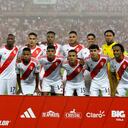 Los jugadores de Perú posan para una foto antes de un partido de clasificación para la Copa Mundial de la FIFA 2026 entre Perú y Argentina en el Estadio Nacional de Lima el 17 de octubre de 2023 en Lima, Perú. (Foto de Mariana Bazo/Getty Images)