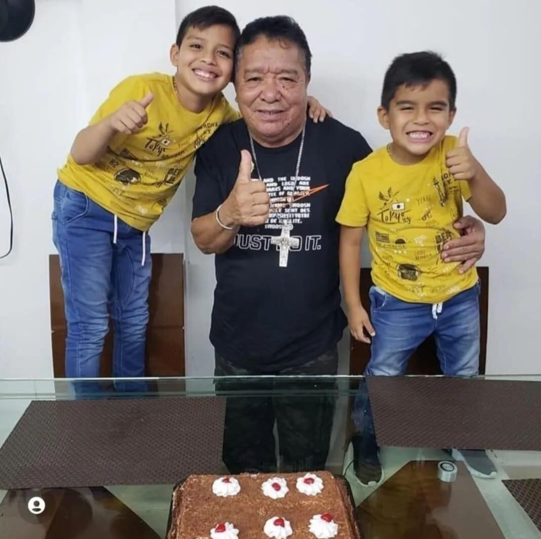 Pastor López, junto a sus hijos menores: Pastor López Jr y Juan David.