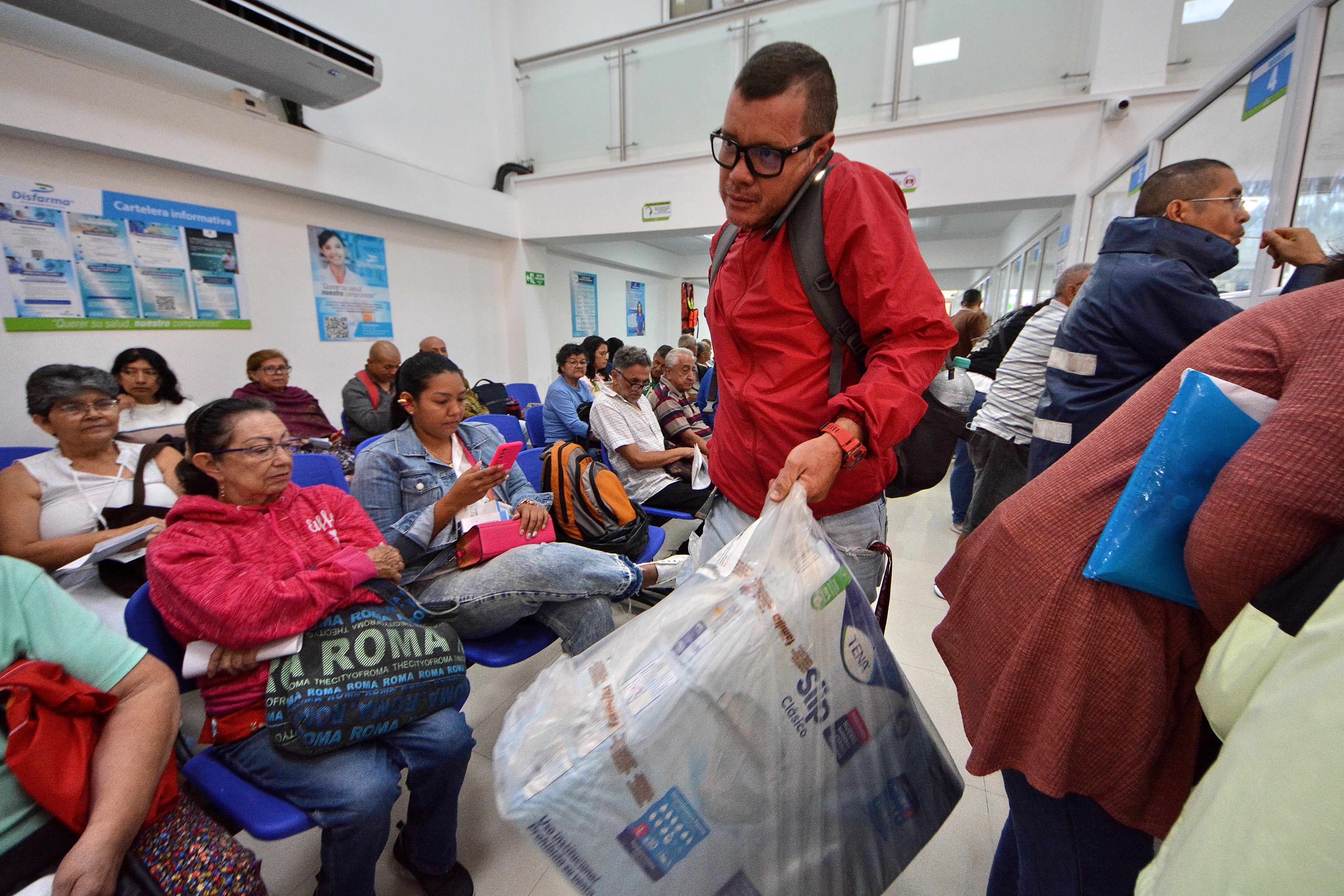 Desde este viernes, 28 de marzo, los usuarios de la Nueva EPS podran reclamar sus medicinas en el nuevo dispensario de Disfarma en el barrio Tequendama. Foto Jorge Orozco.