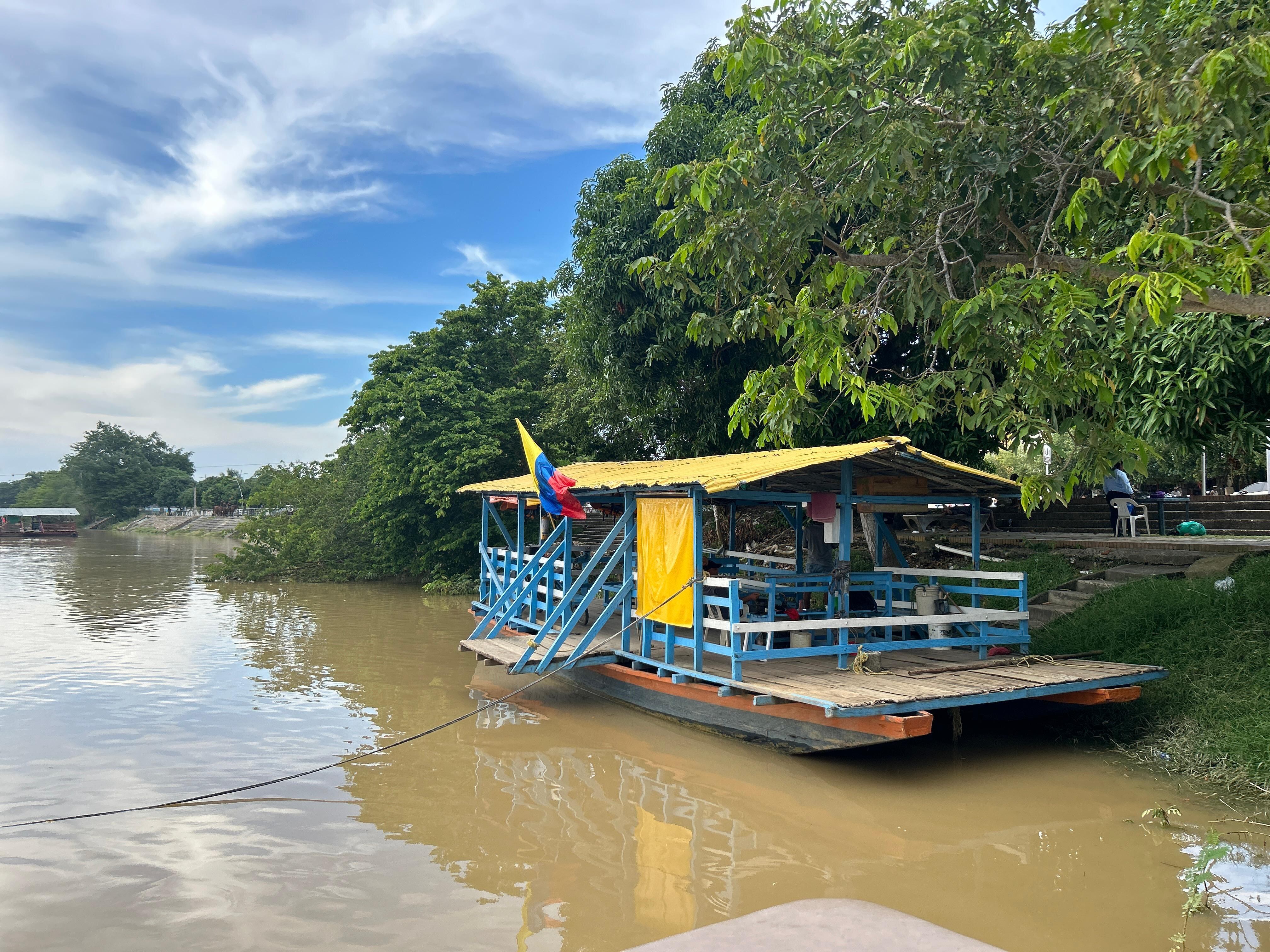 En el río Sinú, hay embarcaciones o planchones que resignifican el torrente y que ofrecen experiencias inolvidables.