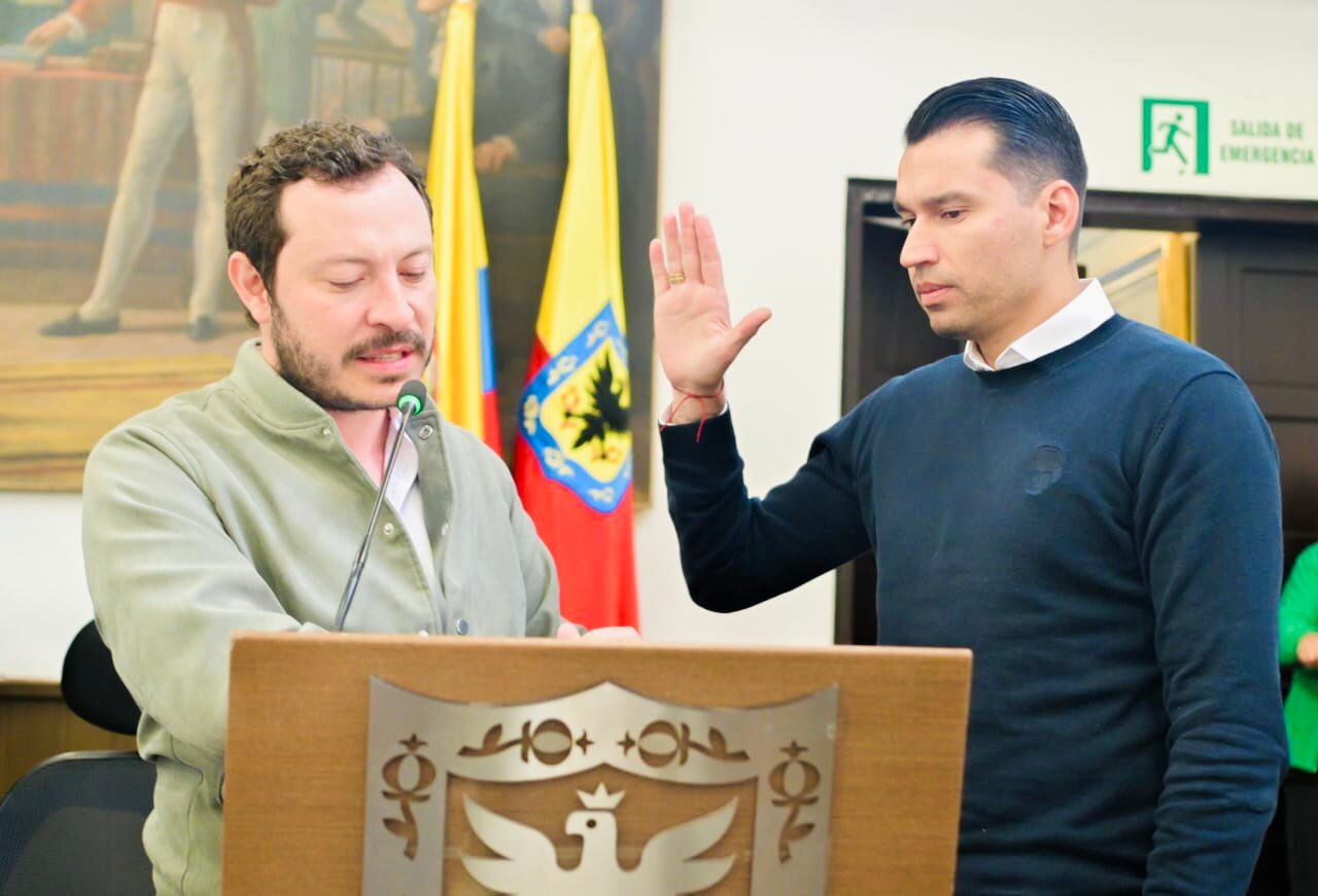 Leandro Castellanos, tomando posesión como presidente de la Comisión de Gobierno.