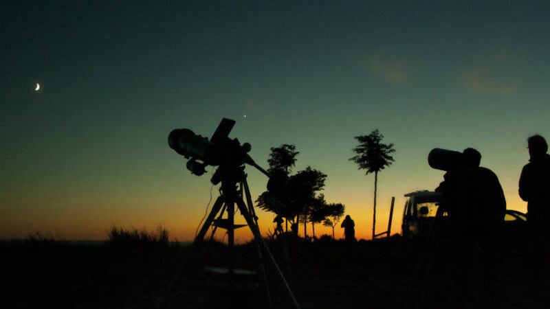 Con los ojos al cielo