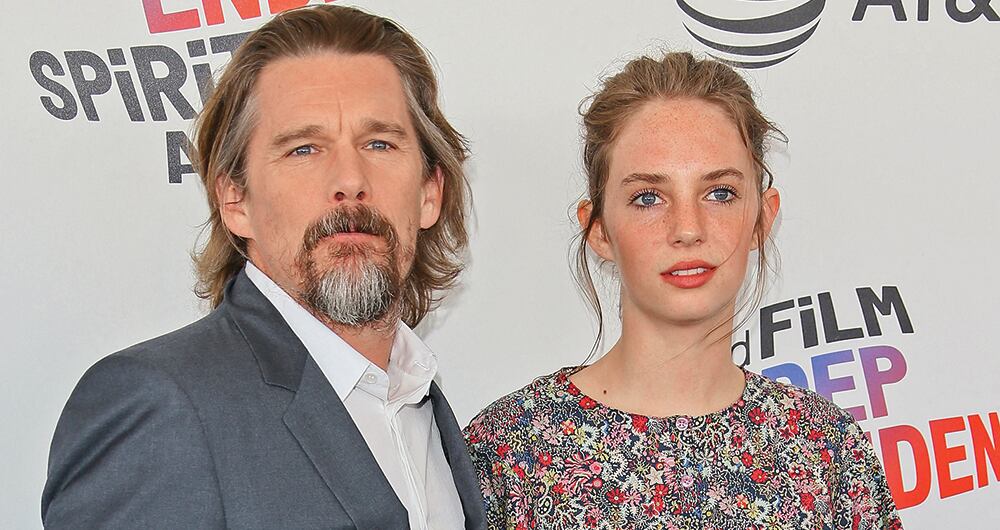  Ethan y Maya Hawke.