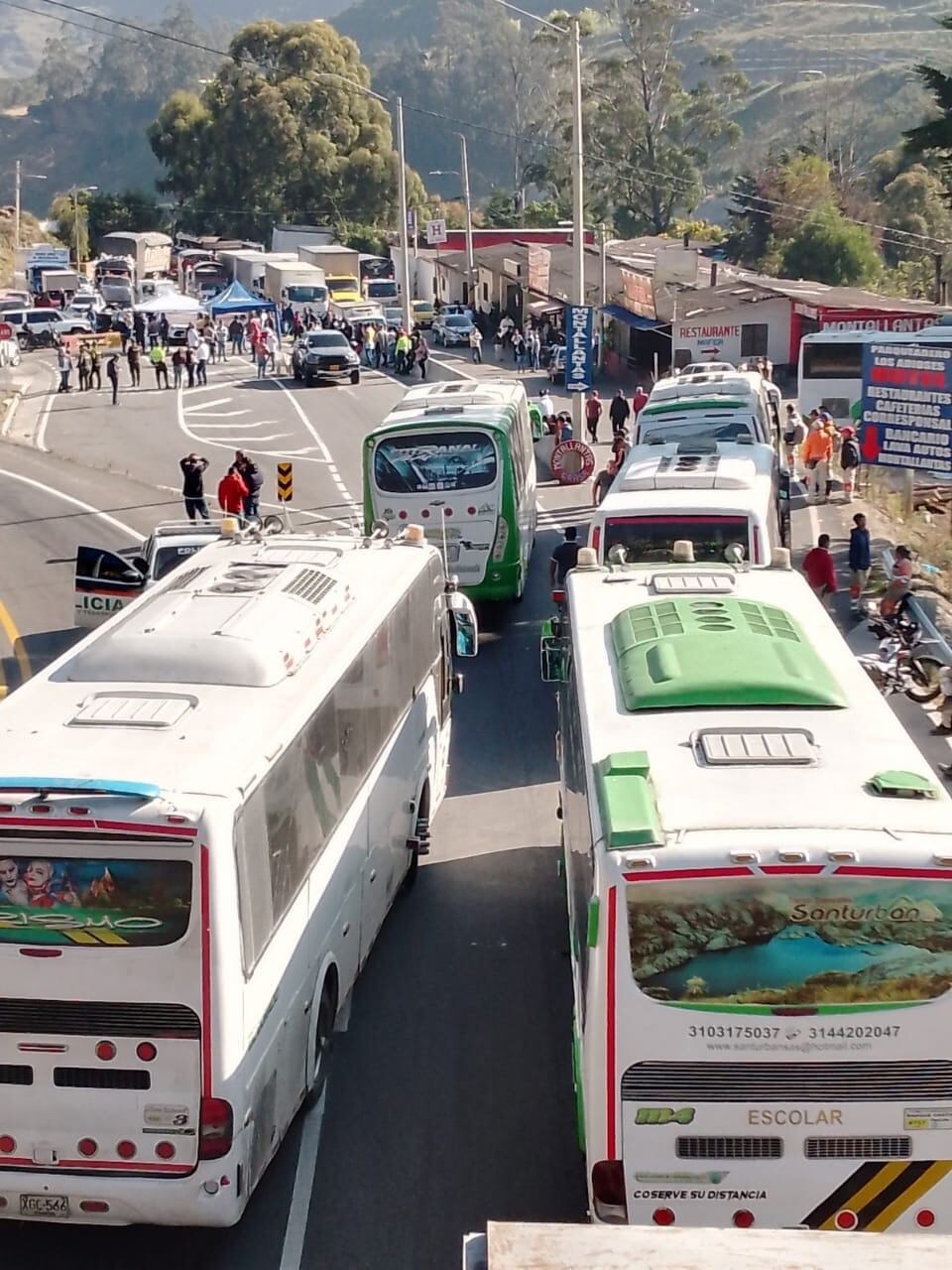 Miles de vehículos se encuentran represados sin poder pasar.
