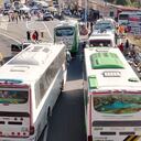 Miles de vehículos se encuentran represados sin poder pasar.