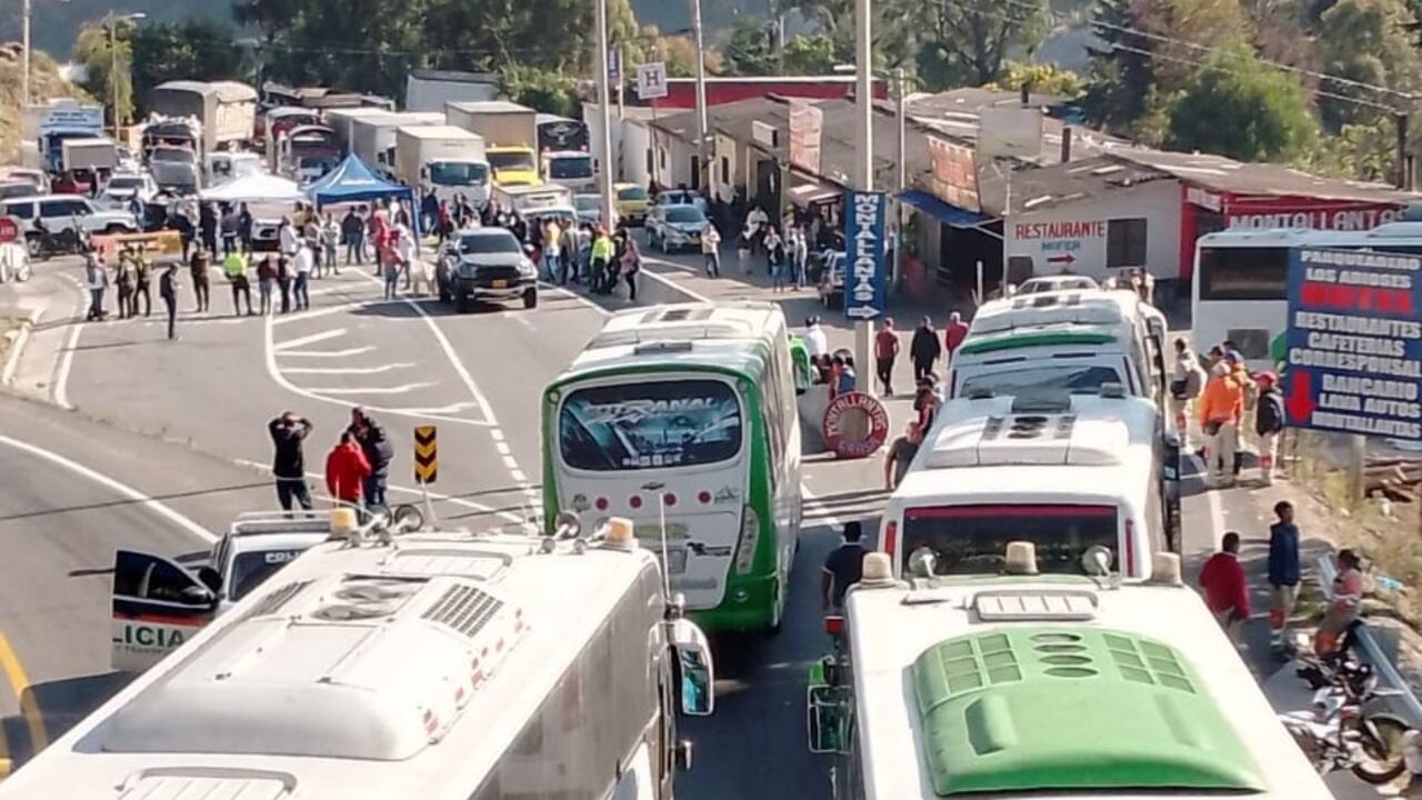 Miles de vehículos se encuentran represados sin poder pasar hacia Bucaramanga (Santander).