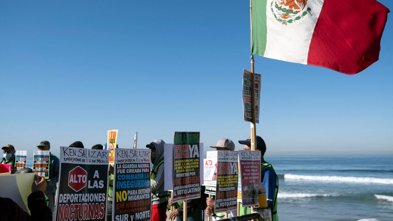 Los perros están diseñados para poder acoplarles distintas cámaras (térmicas, de visión nocturna, con zoom) y sensores (químicos, biológicos, radiológicos...). (Photo by Guillermo Arias / AFP)