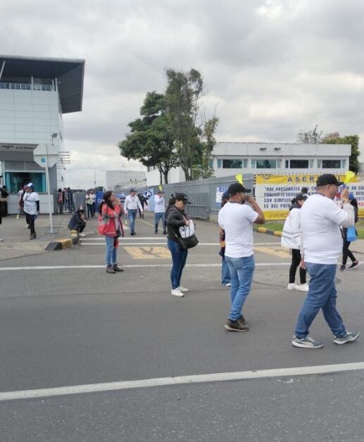 Trabajadores de la Aerocivil bloquean la calle 26 en Bogotá