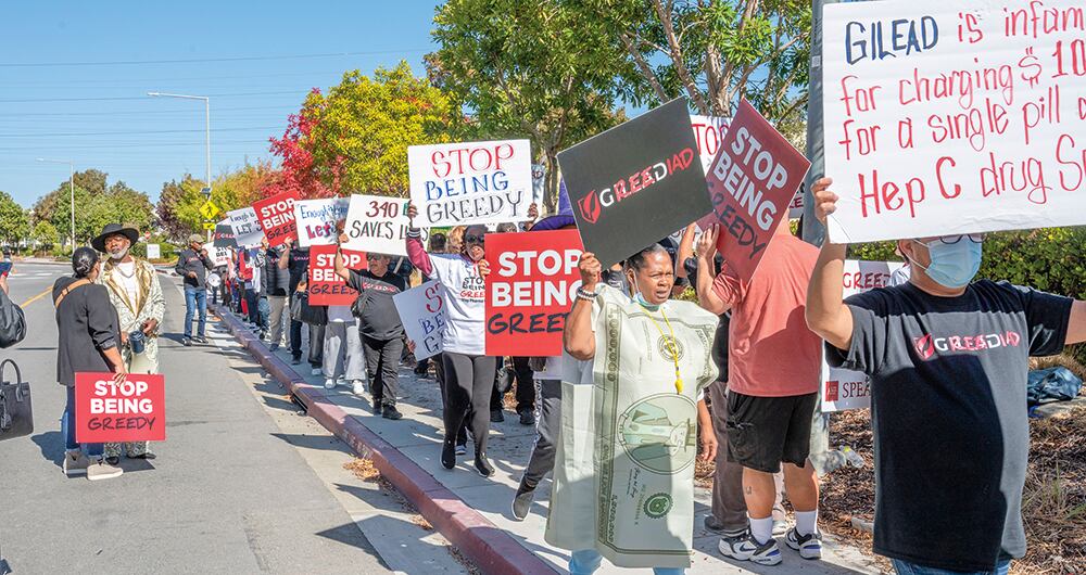Miembros de Healthcare Foundation protestan en Estados Unidos contra las políticas de precios del fabricante de medicamentos Gilead Sciences