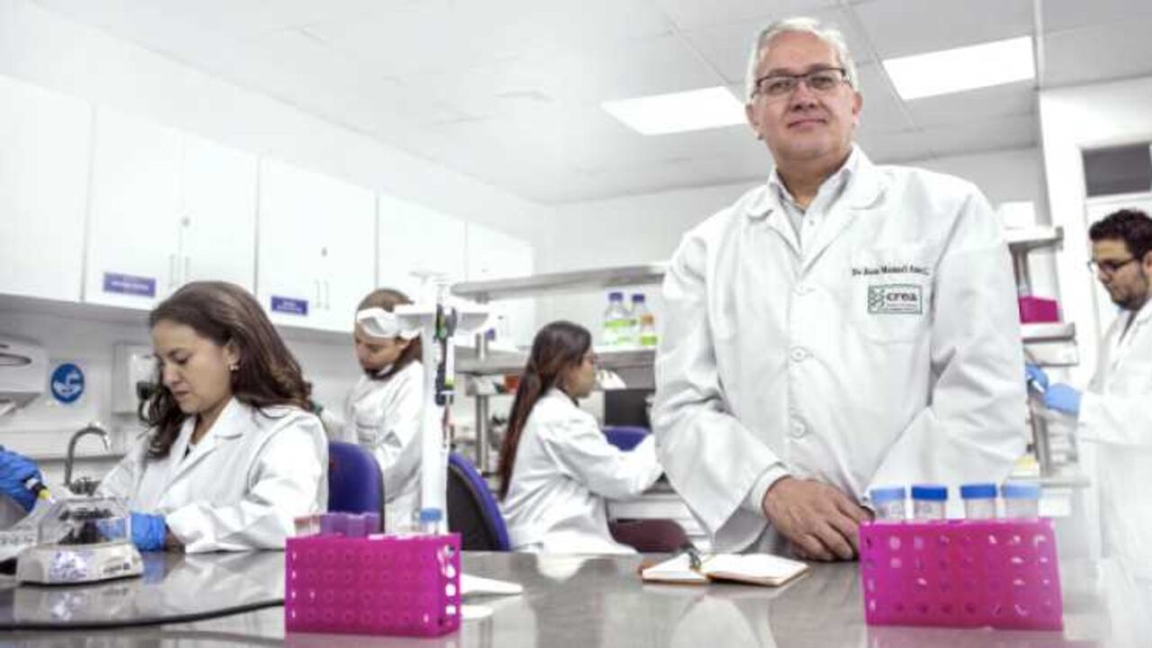 Juan-Manuel Anaya, director del Centro de Estudio de Enfermedades Autoinmunes de la Universidad del Rosario, busca entender por qué solo uno de cada 100 pacientes con zika desarrolló Guillain-Barré.